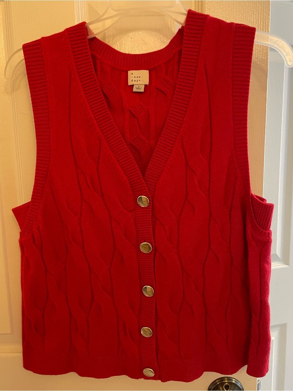 A new day sleeveless argyle red sweater vest Size L, like new w gold buttons